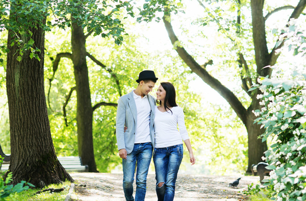 Young couple on a date in the park - Foto, Imagem