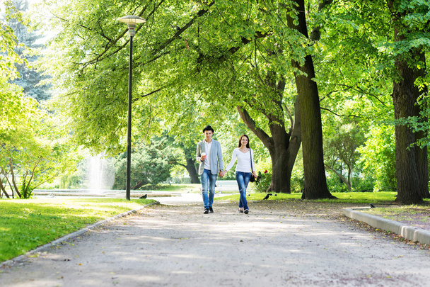 Young beautiful couple having a date in the park - Fotoğraf, Görsel