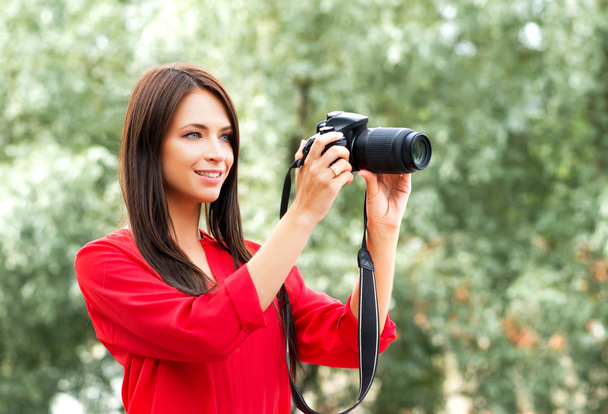Young amateur female photographer with a dslr camera - Zdjęcie, obraz