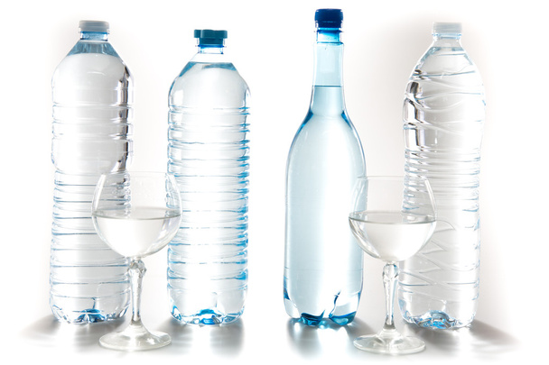 Sammlung von Wasserflaschen isoliert auf weißem Hintergrund - Foto, Bild