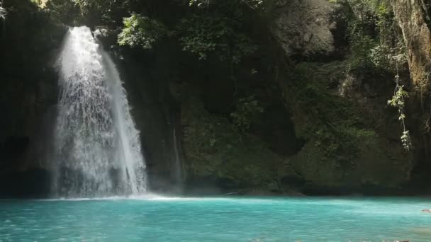 Prachtige tropische waterval. Kawasan Falls - Video