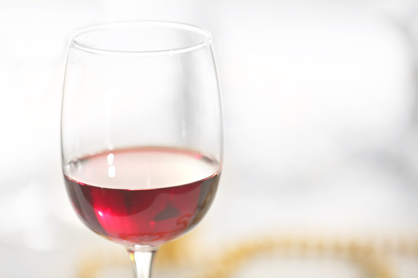 Wineglass with red wine - Foto, Bild