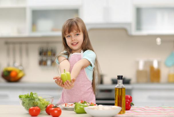 Little girl preparing food - Foto, afbeelding