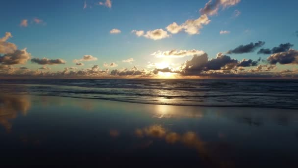 Güzel bir gün batımı Portekiz batı sahilinde gelen hava - Video, Çekim