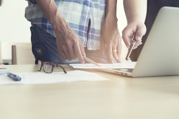 мужчины, работающие с бизнес-документом и ноутбуком, винтаг
 - Фото, изображение