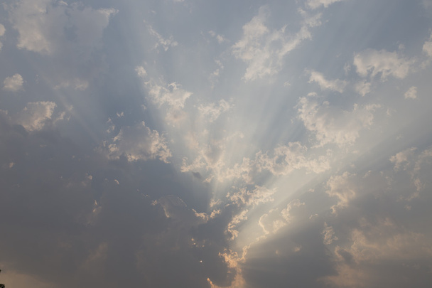 Sun ray in bewolkte dag - Foto, afbeelding