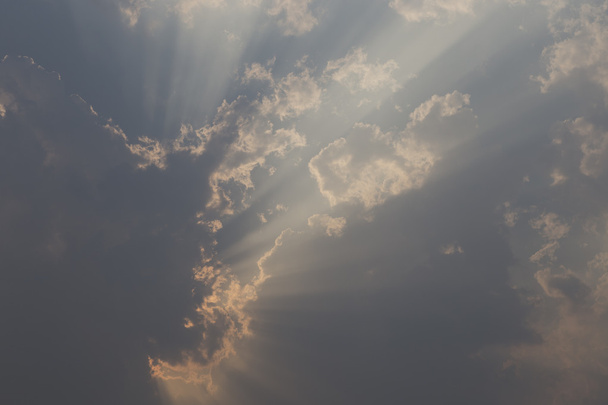 Sun ray in bewolkte dag - Foto, afbeelding