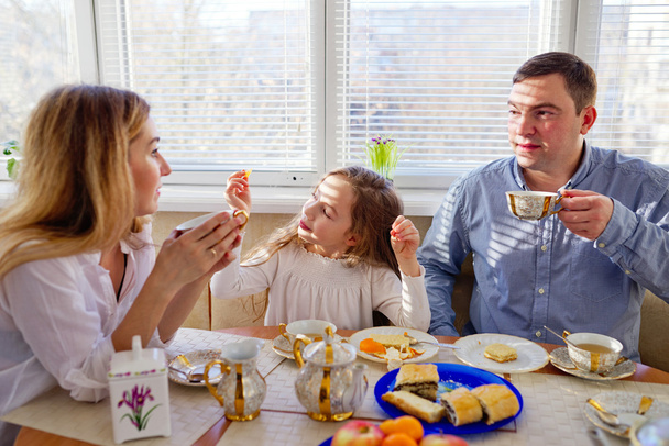 family has breakfast in the morning - Foto, Bild
