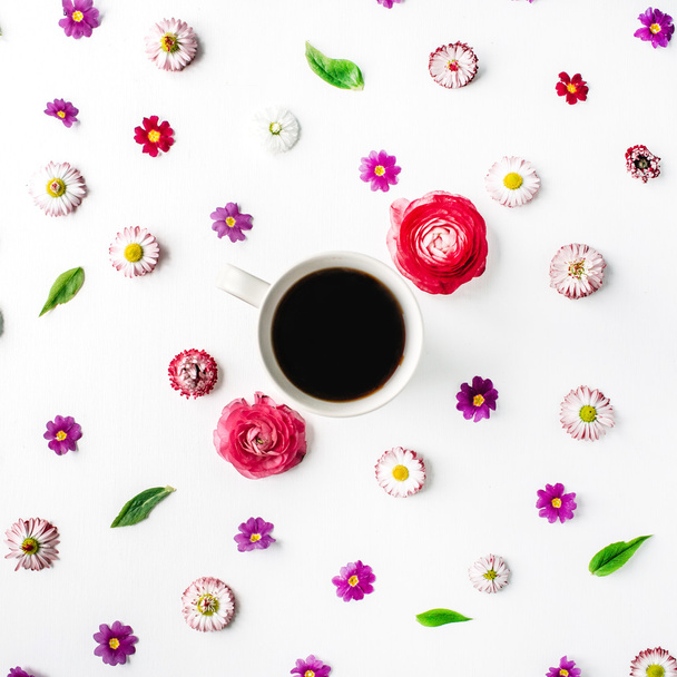 一杯のコーヒーと花芽のパターン - 写真・画像