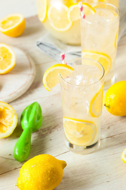 Органический самодельный свежевыжатый лимонад
 - Фото, изображение