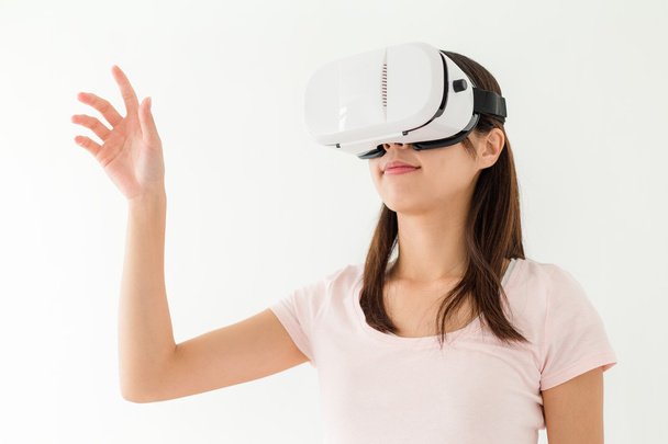 женщина с помощью устройства визуальной реальности
 - Фото, изображение