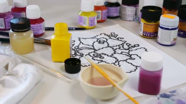 Μπατίκ διαδικασία: Καλλιτέχνης χρώματα για ύφασμα, λήψης μπατίκ.  - Πλάνα, βίντεο