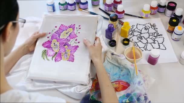 Batikolt folyamat: Művész festékek, szövet, Batik-gyártás.  - Felvétel, videó