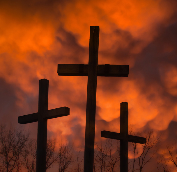 três crucifixos com céu presságio
 - Foto, Imagem