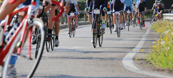 wyścig rowerów i profesjonalne rowerzystów podczas wyścigu kolarskiego na t - Zdjęcie, obraz