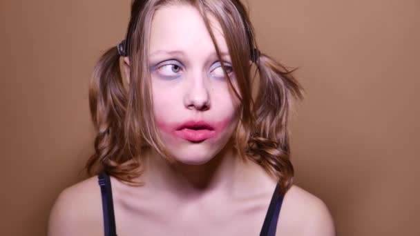 Tiener meisje beledigende gebaar maken. Jonge antisociaal hooligan met vuile make-up. 4k Uhd - Video