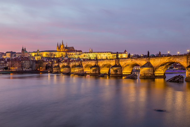 Ponte Charles em Praga, em direcção ao Bairro Menor e ao Castelo de Praga ao pôr do sol. - Foto, Imagem