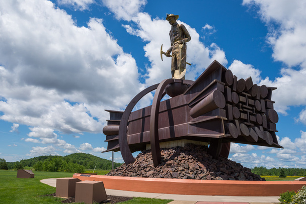鉄鉱石鉱山記念、チザム、ミネソタ - 写真・画像