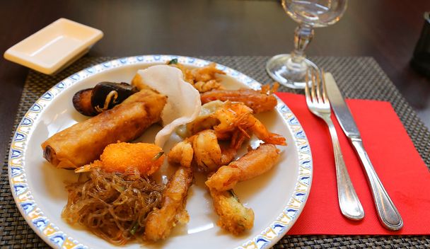 Alimentos orientales en el elegante restaurante chino
 - Foto, Imagen