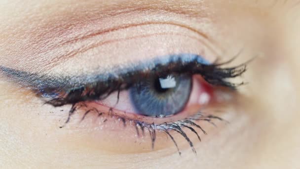 Het oog van een jonge vrouw met blauwe ogen - Video