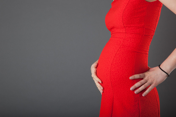 έγκυος γυναίκα δείχνει την κοιλιά - Φωτογραφία, εικόνα