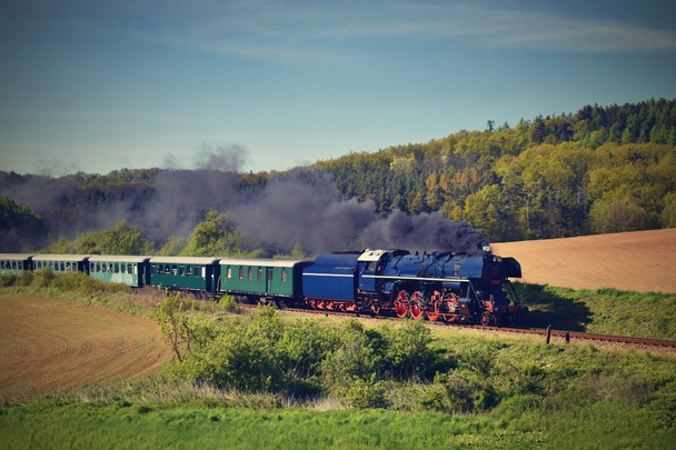 Zabytkowym parowozem. Specjalnie rozpoczęła czeski starego steama pociągu wycieczki i podróży do Republiki Czeskiej. - Zdjęcie, obraz