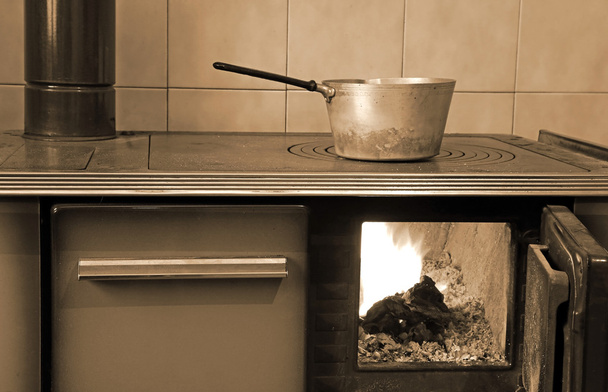 staré dřevo vypalování kamna v kuchyni domov - Fotografie, Obrázek