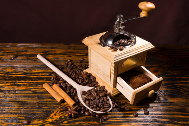Kaffeebohnen und Gewürze mit der Handmühle mahlen - Foto, Bild