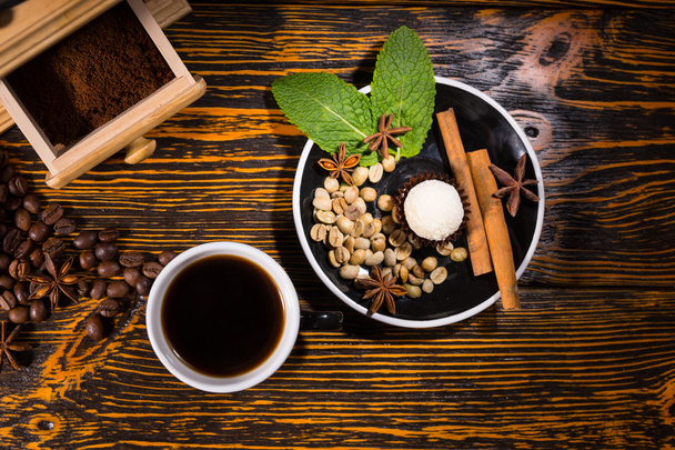 Xícara de café com moedor e prato de guarnições
 - Foto, Imagem