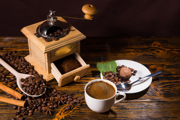 Cup of Coffee with Hand Grinder and Roasted Beans - Foto, Bild