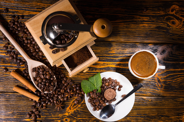 Overhead view of coffee beans by grinder and mug - Foto, Imagem