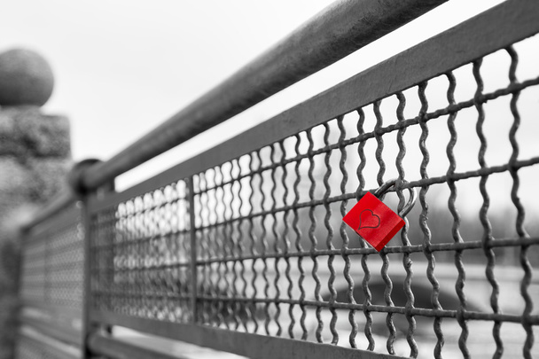 Κόκκινο αγάπη κλείδωμα λουκέτο με καρδιά σύμβολο της άθραυστο αγάπη - Φωτογραφία, εικόνα