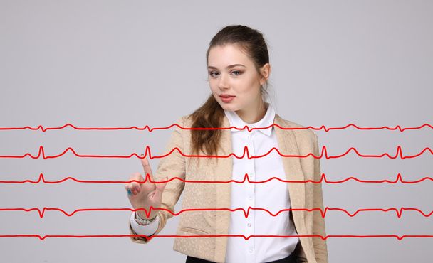 Doctor woman working with cardiogram lines - Foto, afbeelding