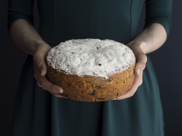 cake with dried fruits in woman hands - Fotografie, Obrázek
