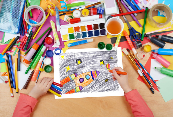 çizim, uzay gemisi sinek ve planet çocuk kalem boyama resmi kağıt, sanat çalışma alanı üzerinde elleriyle Üstten Görünüm - Fotoğraf, Görsel