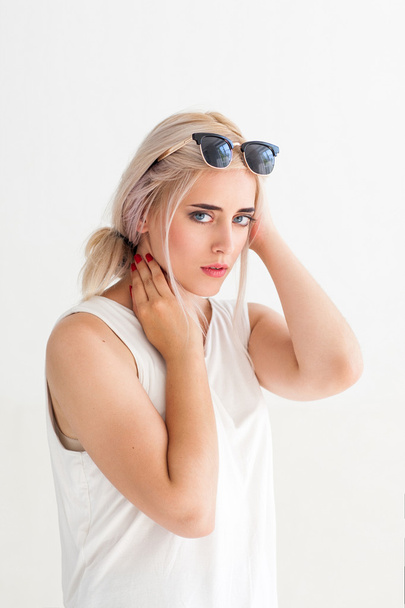 Fashion confident young woman in sunglasses - Foto, imagen
