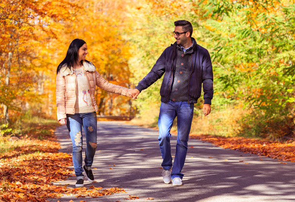glückliches junges Paar beim ersten Date beim Spaziergang - Foto, Bild