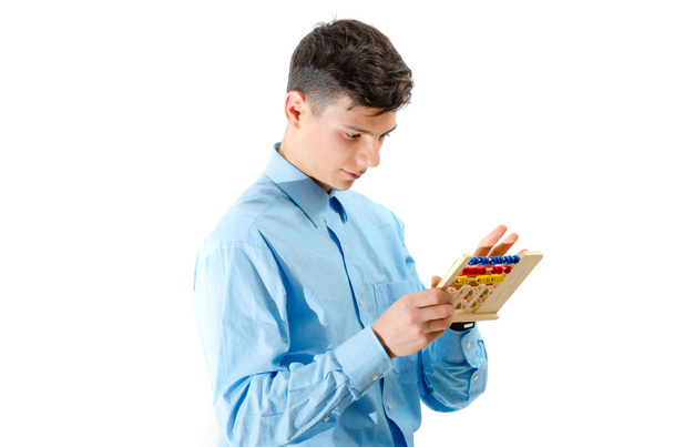 Tiener graaf op abacus speelgoed geïsoleerd op witte achtergrond - Foto, afbeelding