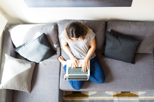 Nő pihentető egy laptop  - Fotó, kép