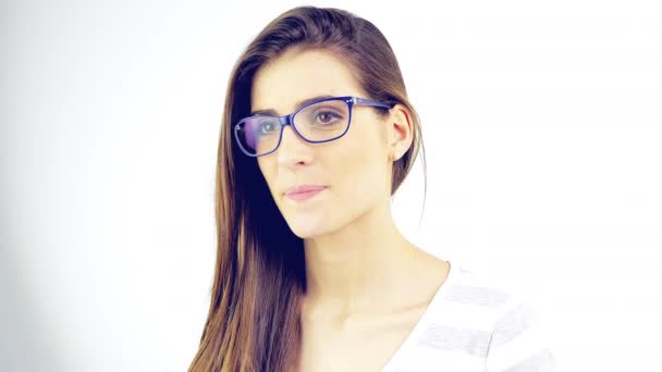 Kamera 4 k yanıp sönen saçlı oynarken gözlüklü şirin genç kadın izole - Video, Çekim