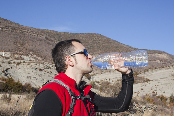 szomjas hegymászó ivóvíz - Fotó, kép