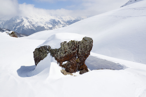 pietra in mezzo alla montagna, coperta di neve
 - Foto, immagini