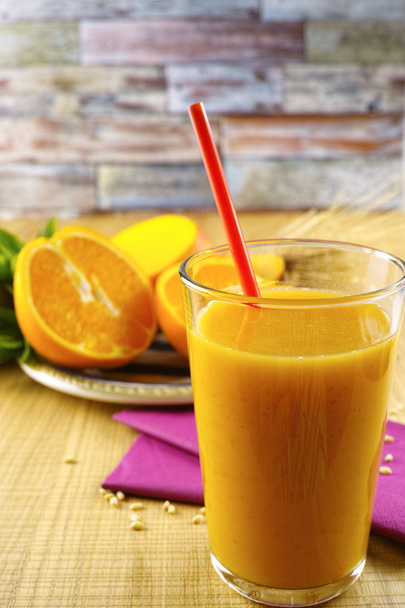 Healthy fresh pressed mango and orange juice with grains and min - Foto, imagen