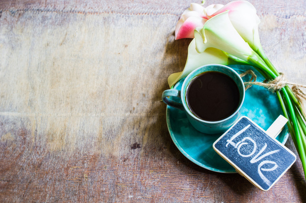 Koffie en calla bloemen - Foto, afbeelding
