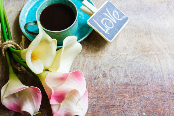 Kávé és calla virágok - Fotó, kép