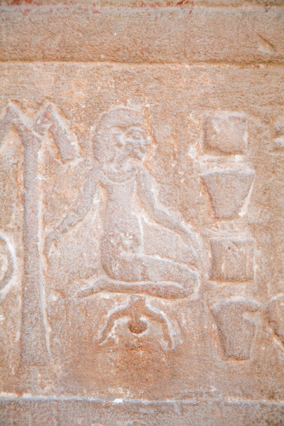 Femme égyptienne sculptant donnant naissance
 - Photo, image