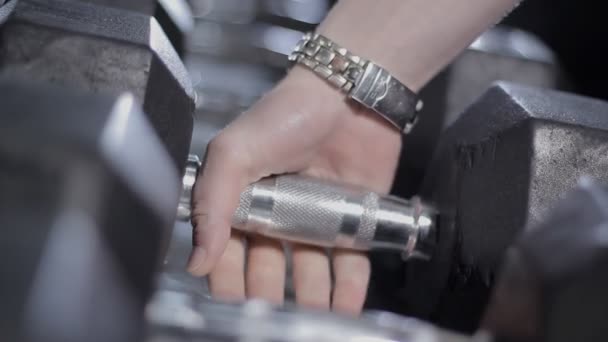 male hand take a dumbbell - Filmmaterial, Video