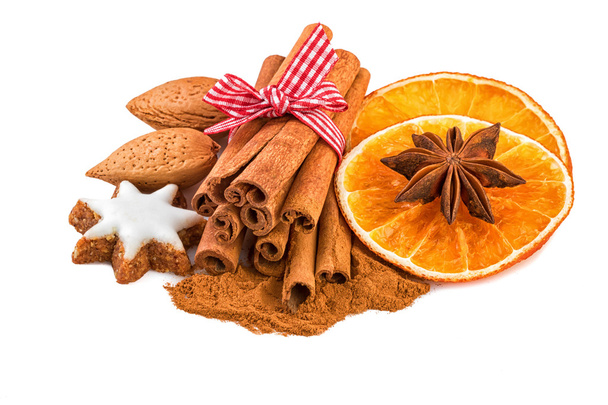 Decoração de especiarias de Natal com canela, anis, amêndoas e fatias de laranja
 - Foto, Imagem
