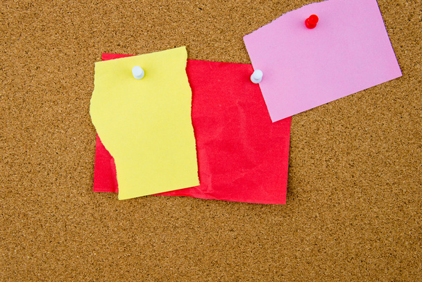 Чистые бумажные банкноты, прикрепленные к пробковой доске
  - Фото, изображение