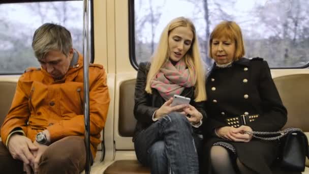 Hombre viajando en metro y duerme
 - Metraje, vídeo